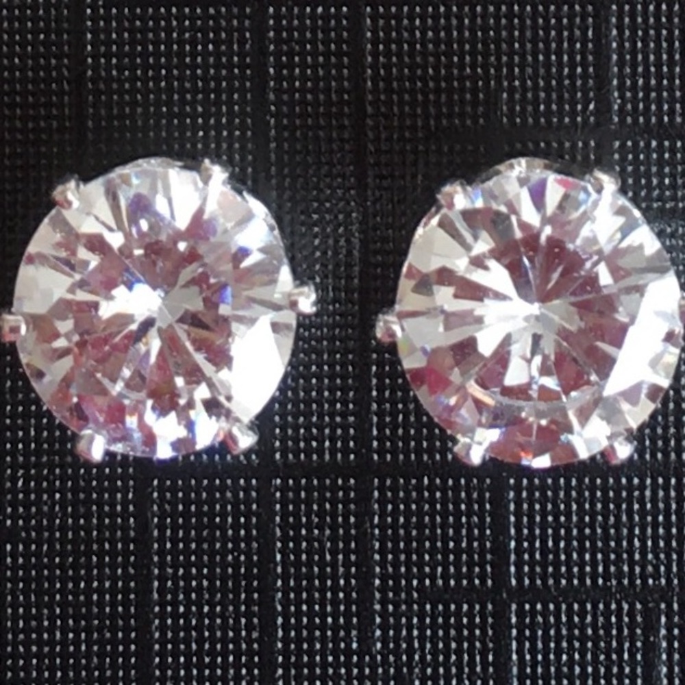 🚨SOLD🚨💎Extra Large Silver Cubic Zirconia Stud💎